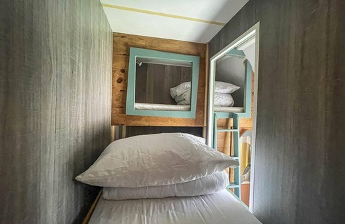 Hopton on Sea House | Lovely 8 berth caravan at Hopton Holiday Park to hire in Norfolk ref 80017L