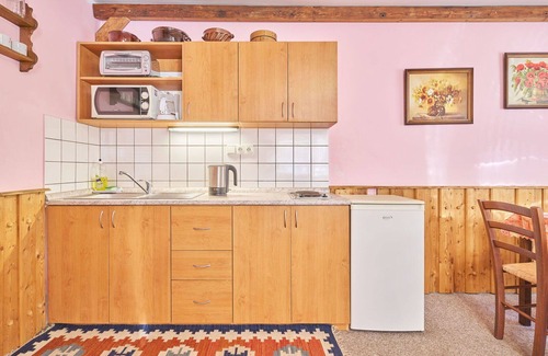 Starkov Villa | Lovely apartment in villa for 4 people with pool, WIFI, TV, patio, pets allowed and parking