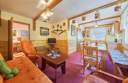 Starkov Villa | Lovely apartment in villa for 6 guests with pool, WIFI, TV, patio, pets allowed and parking
