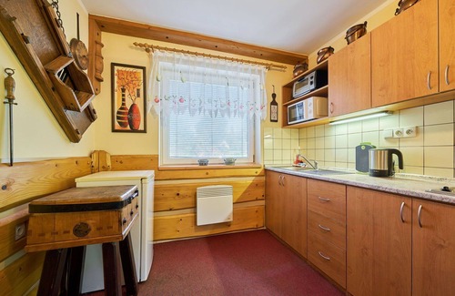 Starkov Villa | Lovely apartment in villa for 6 guests with pool, WIFI, TV, patio, pets allowed and parking