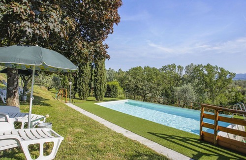 Castelfranco di Sopra Villa | Lovely apartment in villa for 4 people with WIFI, pool, terrace and pets allowed