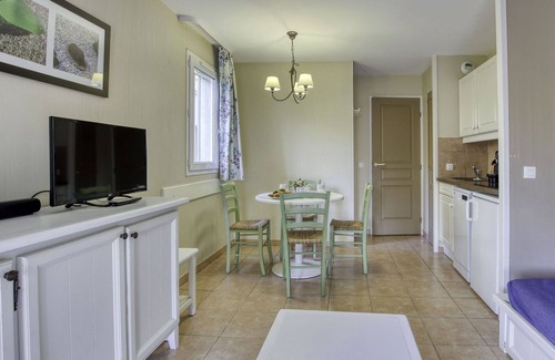 Six-Fours-les-Plages Apartment | Lovely apartment for 4 guests with WIFI, pool, TV and terrace