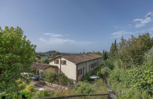 Corsanico-Bargecchia Apartment | Lovely apartment for 4 guests with pool, WIFI, TV, panoramic view and parking, close to Viareggio