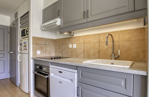 Six-Fours-les-Plages Apartment | Lovely apartment for 6 people with WIFI, A/C, pool, TV, terrace and pets allowed