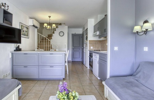 Six-Fours-les-Plages Apartment | Lovely apartment for 6 people with WIFI, A/C, pool, TV, terrace and pets allowed