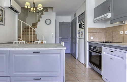 Six-Fours-les-Plages Apartment | Lovely apartment for 6 people with WIFI, A/C, pool, TV, terrace and pets allowed