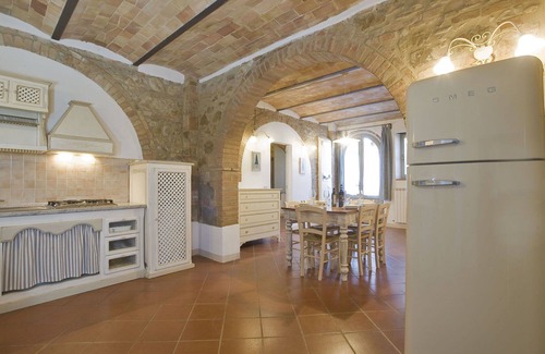 Montalcino Villa | Lovely apartment in villa with pool, WIFI, TV, terrace, pets allowed and panoramic view