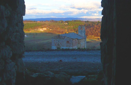 Colle di Val d'Elsa Villa | Lovely apartment in villa with pool, WIFI, A/C, TV, patio, panoramic view, close to San Gimignano