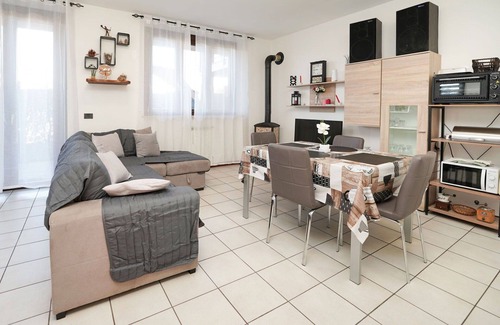 Porto Valtravaglia Apartment | Lovely apartment for 4 guests with WIFI, TV and patio