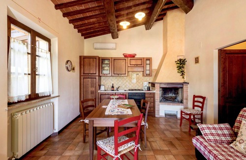 Popoltaio-Schiacciato Villa | Lovely apartment in villa for 6 guests with A/C, WIFI, pool, TV and terrace