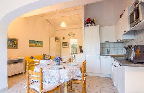 Cote d'Azur- French Riviera Apartment | Lovely apartment for 4 people with WIFI, pool, TV, patio and pets allowed