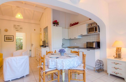 Cote d'Azur- French Riviera Apartment | Lovely apartment for 4 people with WIFI, pool, TV, patio and pets allowed