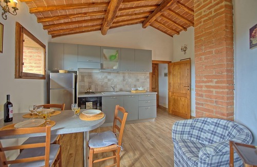 Monteroni d'Arbia Apartment | Lovely apartment for 2 guests with pool, WIFI and panoramic view, close to Siena