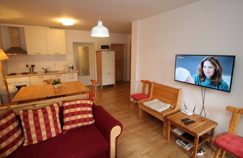 Muhldorf Apartment | Lovely apartment for 8 guests with WIFI, TV, balcony and parking
