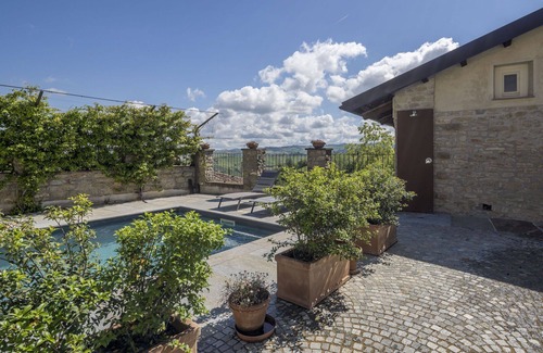 Monforte d'Alba Apartment | Lovely apartment for 4 people with WIFI, pool and terrace, close to Alba