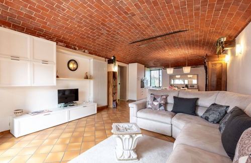 Castell'Alfero Apartment | Lovely apartment for 4 guests with pool, WIFI, TV, patio and pets allowed