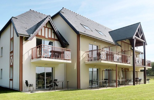 Frehel Apartment | Lovely apartment for 6 people with pool, WIFI, TV, terrace and pets allowed