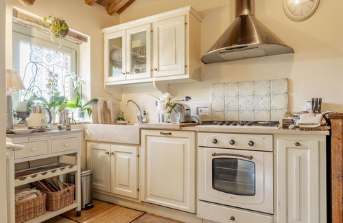 Radicondoli Apartment | Lovely apartment for 4 people with pool, WIFI, A/C, TV, balcony and panoramic view