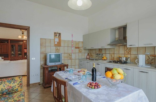 Montignoso Apartment | Lovely apartment for 6 people with WIFI, TV, patio and pets allowed