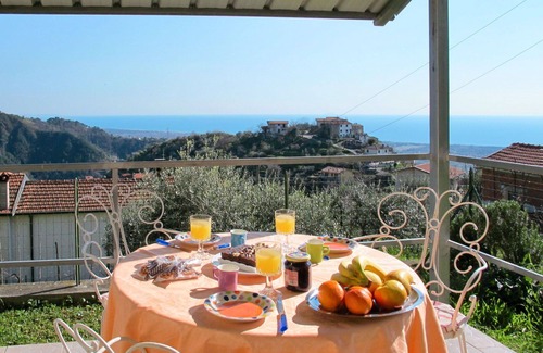 Montignoso Apartment | Lovely apartment for 6 people with WIFI, TV, patio and pets allowed