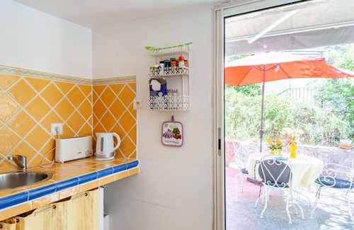 Lambesc Apartment | Lovely apartment for 4 people with WIFI, pool, TV, patio and pets allowed