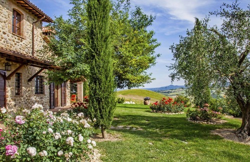 Allerona Apartment | Lovely apartment for 4 people with WIFI, pool, TV, patio and pets allowed