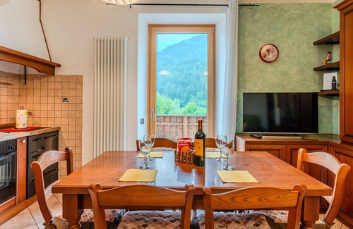 Mezzana Apartment | Lovely apartment for 4 people with WIFI, TV, patio and pets allowed
