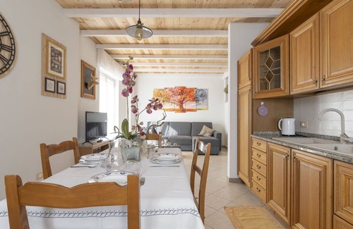Erli Apartment | Lovely apartment for 6 people with WIFI, TV, terrace and pets allowed