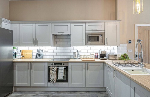 Rhyd-y-clafdy Apartment | Lovely apartment for 15 guests with WIFI, hot tub, terrace and pets allowed