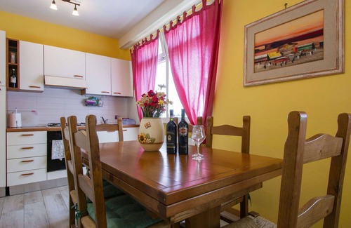 Marliana Apartment | Lovely apartment for 7 people with pool, WIFI, TV, terrace and pets allowed
