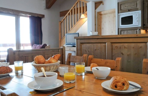 La Toussuire Apartment | Lovely apartment for 6 guests with WIFI, pool, TV, balcony and pets allowed