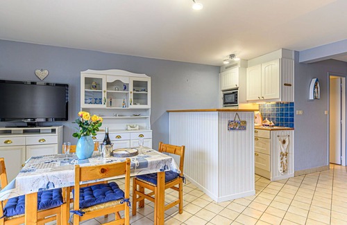 Locmariaquer Apartment | Lovely apartment for 4 people with TV and balcony