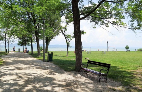 Balatonboglar Apartment | Lovely apartment for 4 guests with WIFI, A/C, TV, patio and parking