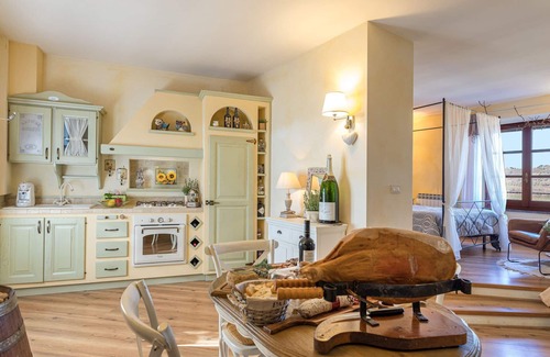 Po' Bandino Villa | Lovely apartment in villa for 2 guests with A/C, pool, WIFI, hot tub, TV and panoramic view