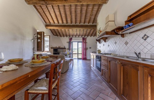 Radicondoli Villa | Lovely apartment in villa for 7 guests with WIFI, pool