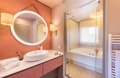 Bailly-Romainvilliers House | Lovely apartment in villa for 8 people with hot tub, WIFI, pool, TV, terrace and parking