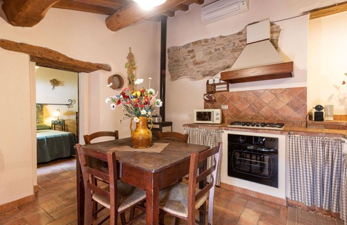 Poggi del Sasso Villa | Lovely apartment in villa for 2 guests with pool, A/C, WIFI, TV, patio and pets allowed