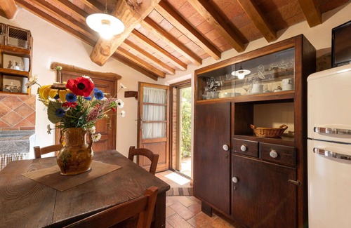 Poggi del Sasso Villa | Lovely apartment in villa for 2 guests with pool, A/C, WIFI, TV, patio and pets allowed