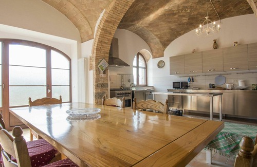 Pomarance Villa | Lovely apartment in villa for 12 guests with WIFI, A/C, TV, patio and pets allowed