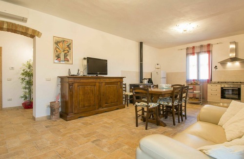 Pomarance Villa | Lovely apartment in villa for 12 guests with WIFI, A/C, TV, patio and pets allowed