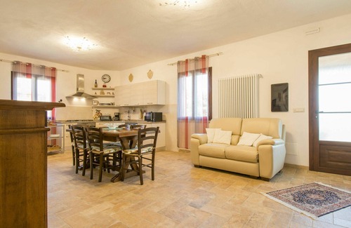 Pomarance Villa | Lovely apartment in villa for 12 guests with WIFI, A/C, TV, patio and pets allowed