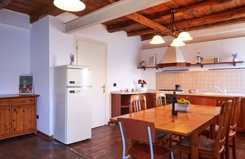 Bellano House | Lovely apartment in villa for 6 guests with WIFI, TV, patio and pets allowed