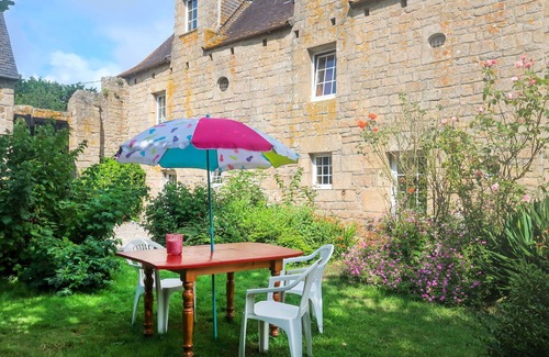 Pont-l'Abbe Villa | Lovely apartment in villa for 4 guests with terrace, pets allowed and parking