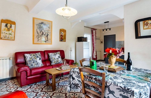 Menerbes House | Lovely apartment in villa for 2 guests with WIFI, TV and patio