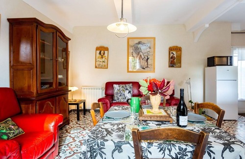 Menerbes House | Lovely apartment in villa for 2 guests with WIFI, TV and patio