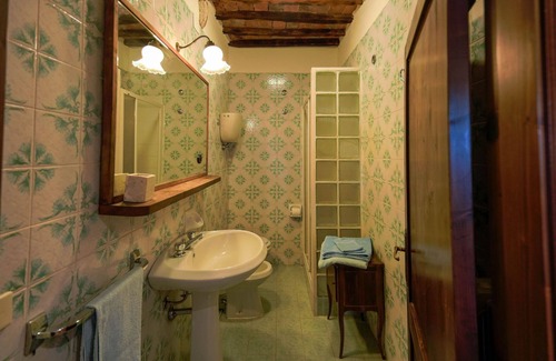 Asciano Villa | Lovely apartment in villa for 2 guests with WIFI, A/C, pool, TV, pets allowed and parking