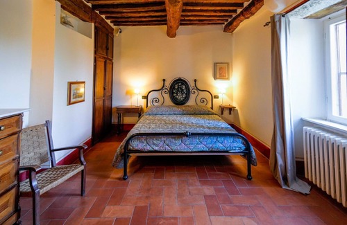 Asciano Villa | Lovely apartment in villa for 2 guests with WIFI, A/C, pool, TV, pets allowed and parking