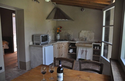 Asciano Villa | Lovely apartment in villa for 4 guests with WIFI, pool, TV, patio, pets allowed and parking