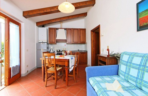 San Leolino Villa | Lovely apartment in villa for 2 guests with A/C, WIFI, pool, TV, terrace and pets allowed