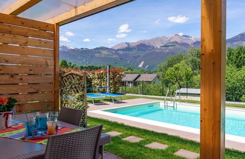 Colico Piano House | Lovely apartment in villa for 6 guests with WIFI, pool, TV and terrace